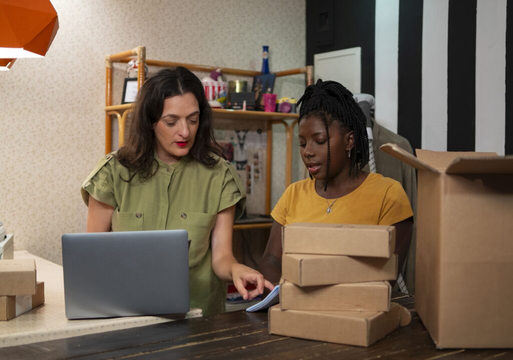 Mulheres embalando pedidos no e-commerce estratégias Upsell e Cross Sell
