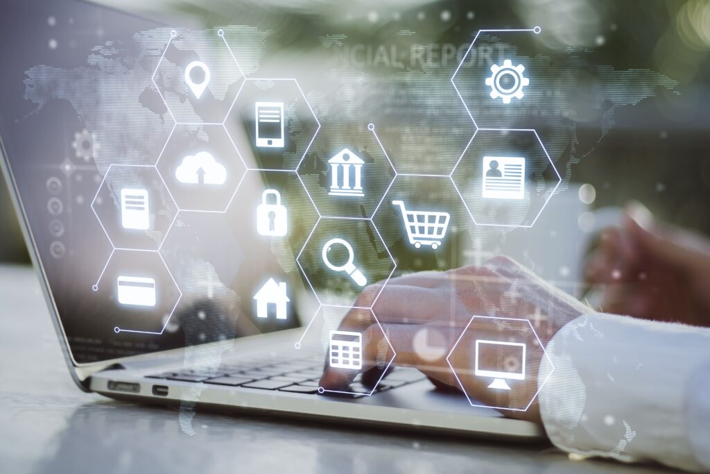 Mãos de um homem usando um notebook, com ícones digitais abstratos ao redor, representando tecnologia para e-commerce