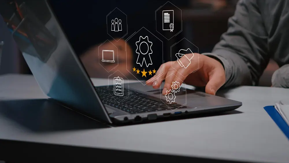 Homem usando notebook para fazer integração plataforma Uappi com ícones holográficos em cima do teclado