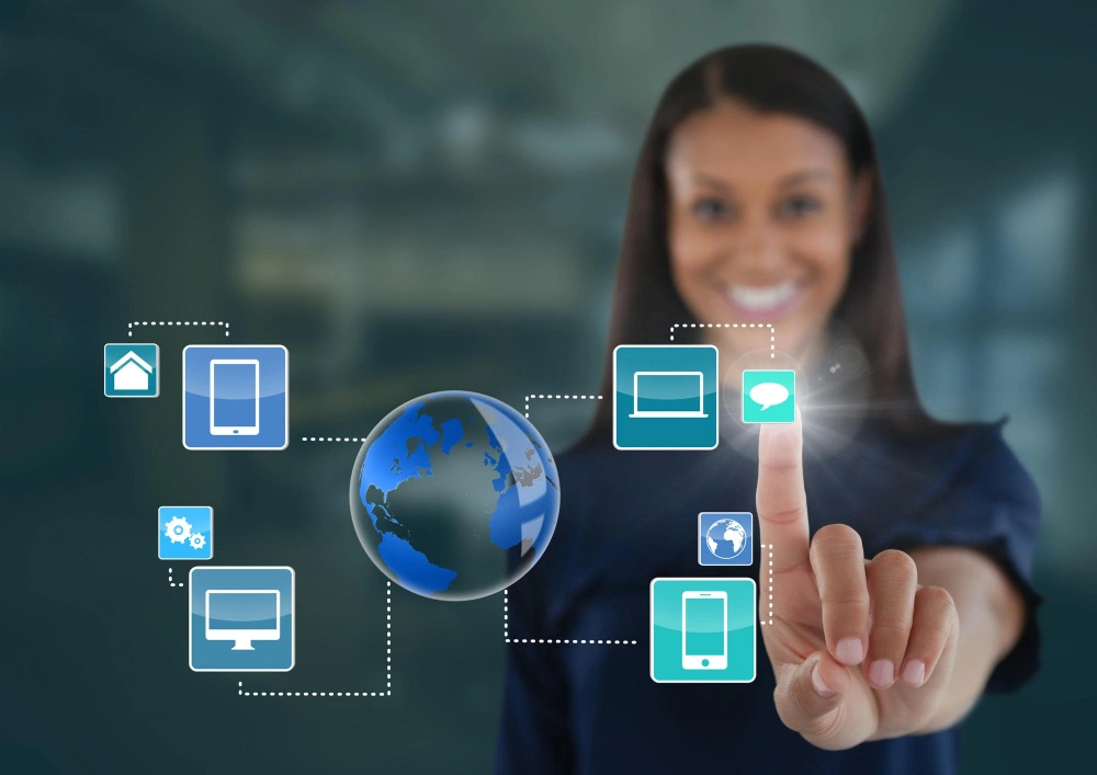 Mulher com o dedo em holograma de integração multicanal e-commerce