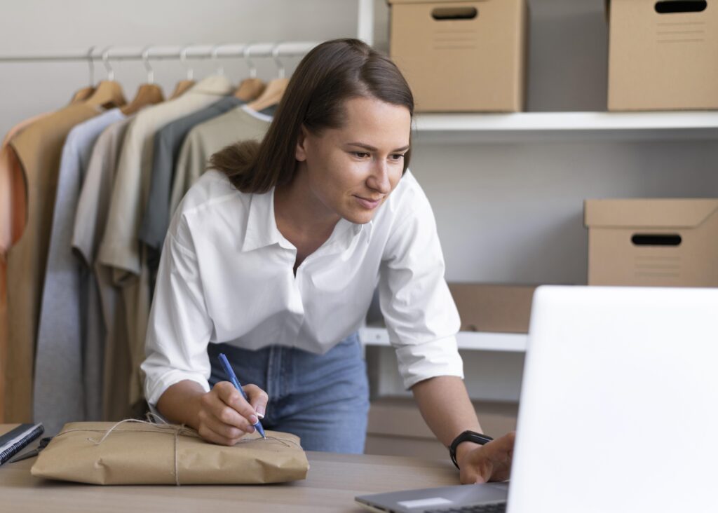 Mulher organizando pedidos e usando notebook para integrar Mercado Livre na gestão de vendas do e-commerce
