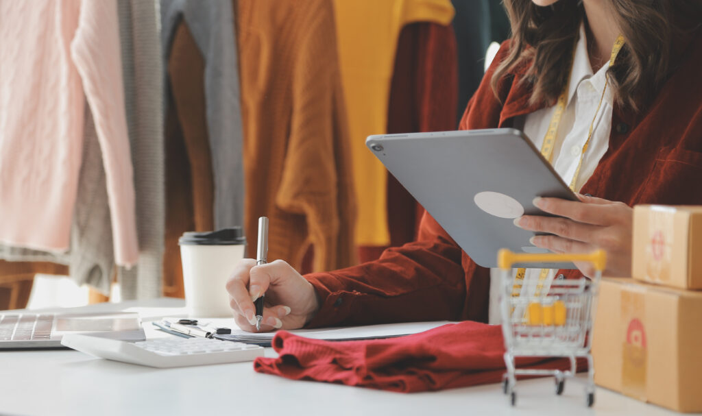 Empreendedora utilizando tablet e controle de estoque para integrar Mercado Livre à operação de loja online