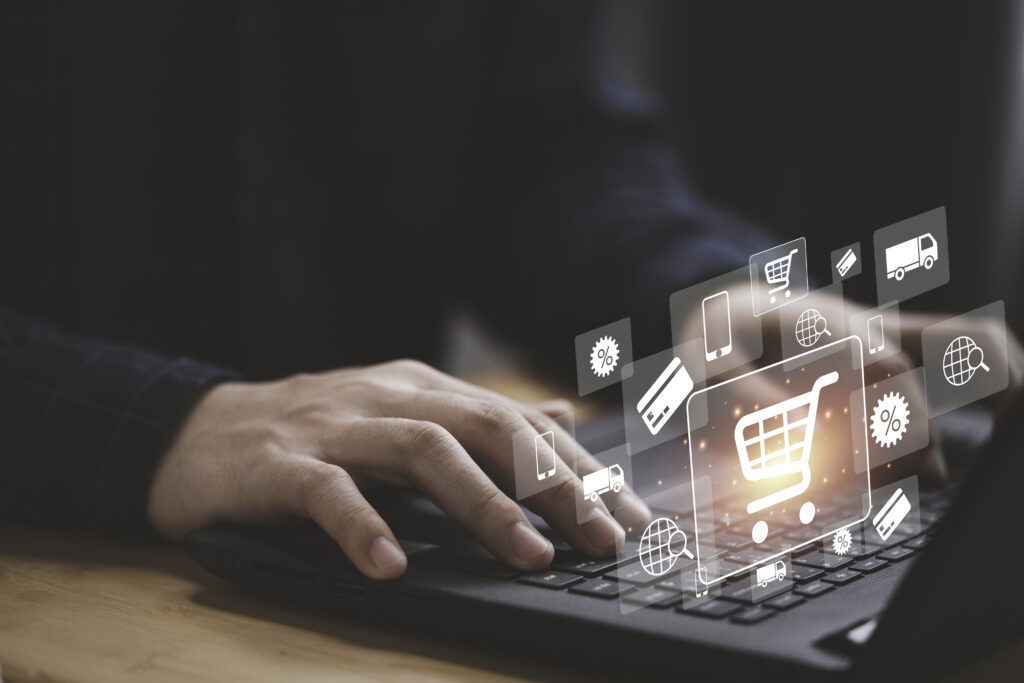 Pessoa utilizando notebook com interface de e-commerce para gerenciar vendas com conector Shopify TOTVS integrado ao sistema empresarial